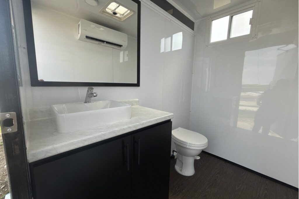 16 luxury restroom