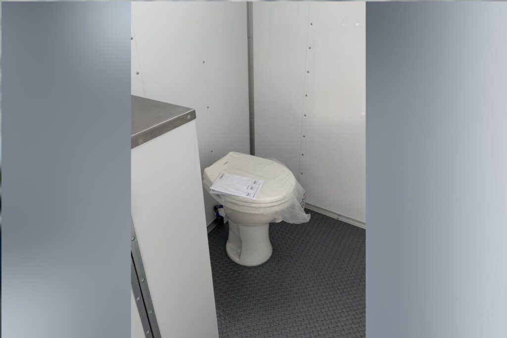3 3 stall restroom trailer
