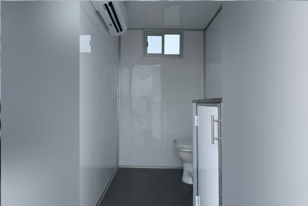 4 3 stall restroom trailer