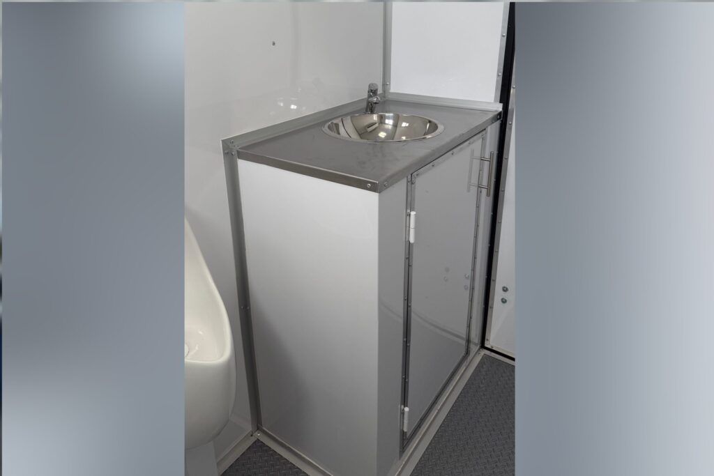 5 3 stall restroom trailer