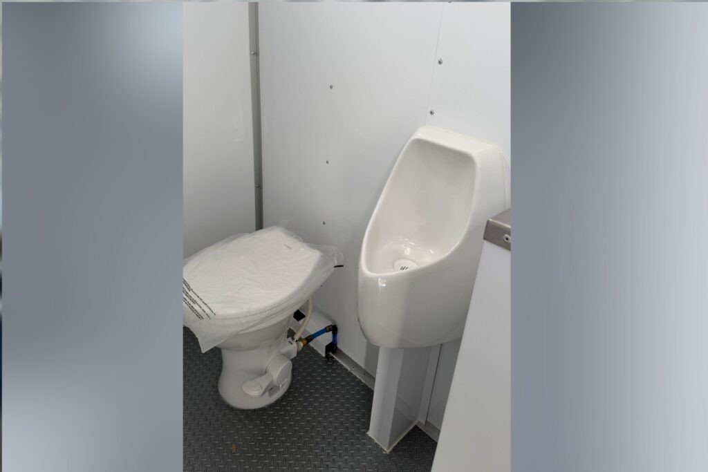 6 3 stall restroom trailer
