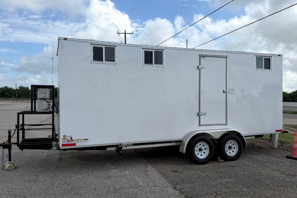 9 3 stall restroom trailer